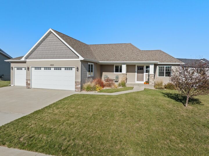 Property Photo:  1605 Valley Bluffs Drive SE  ND 58701 
