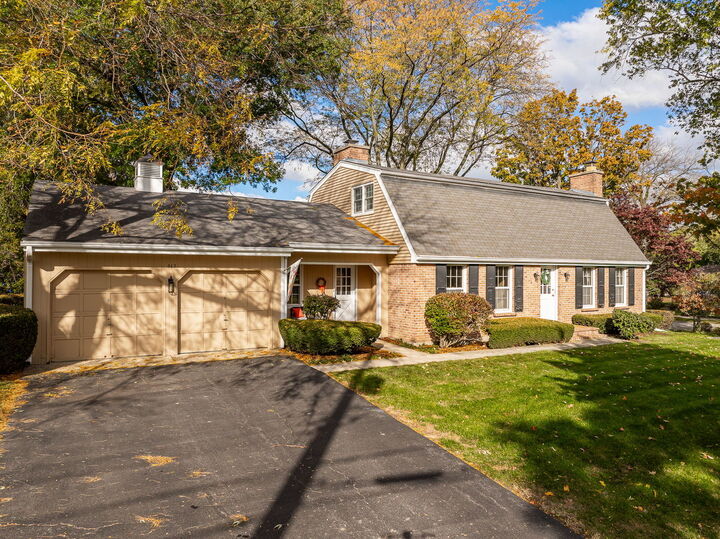 Property Photo:  462 Fairview Avenue  IL 60137