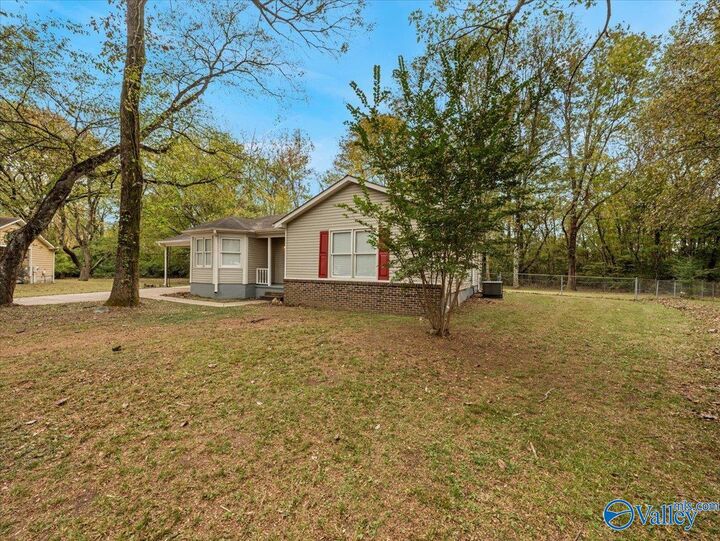 Property Photo:  1506 Ravenwood Circle SE  AL 35803