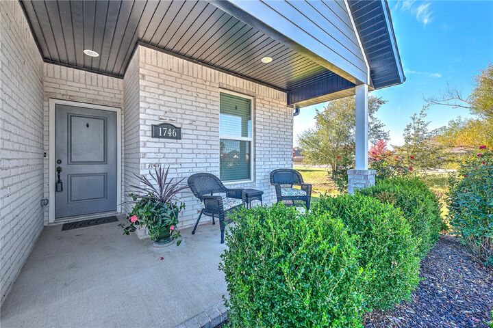 Property Photo: 1746 W Broadway Place AR 72758