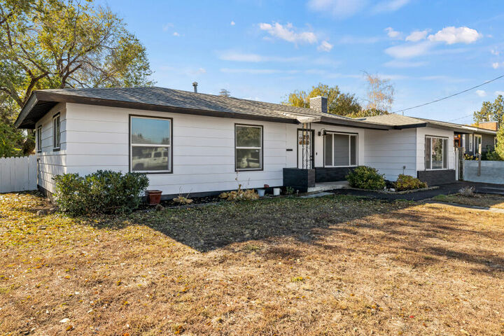 Property Photo:  2528 Radcliffe Avenue  OR 97601