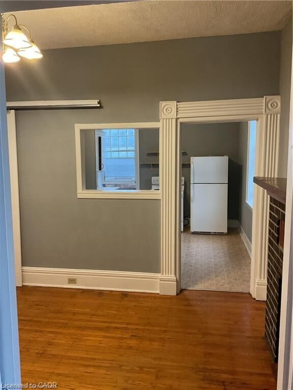 Property Photo:  303 East 19th Street 2  ON L9A 4S6 