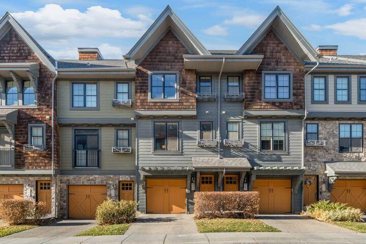 444 Ascot Circle SW  Calgary AB T3H 0X3 photo