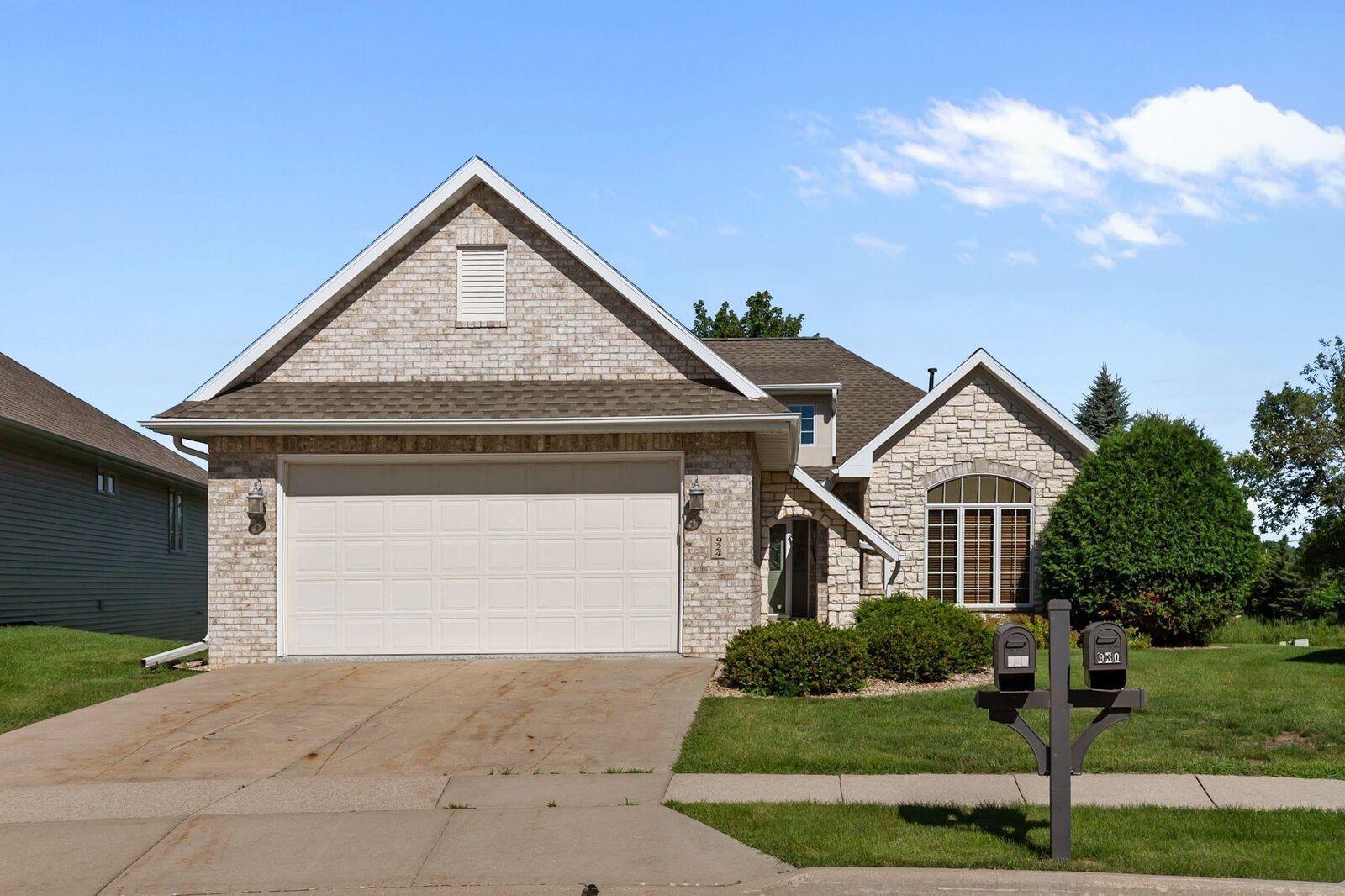 Property Photo: 924 E Pondview Court WI 54913