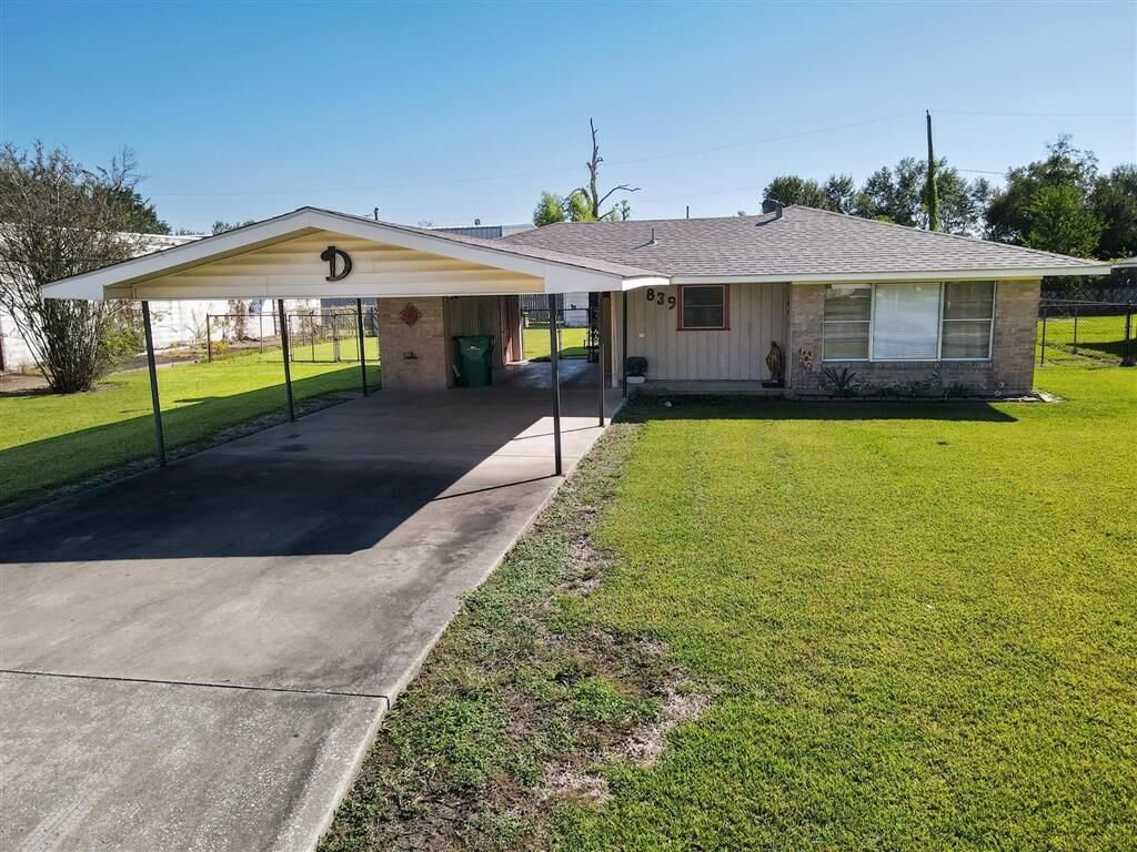 Property Photo:  839 Urban Street  LA 70663 