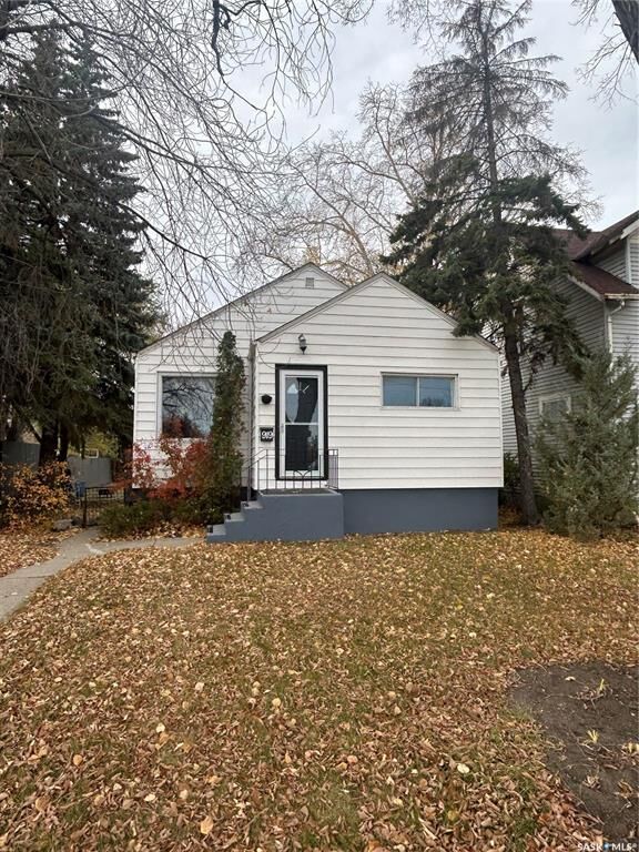 Property Photo:  919 C Avenue N  SK S7L 1W7