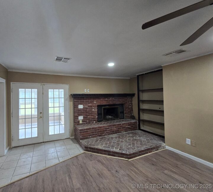 Property Photo:  501 E 62nd Street S  OK 74403