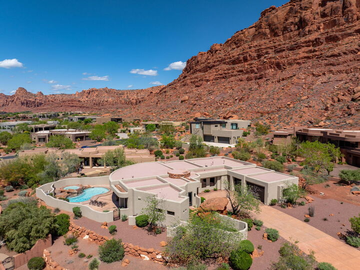 Property Photo:  2226 W Lomaki Cir  UT 84770 