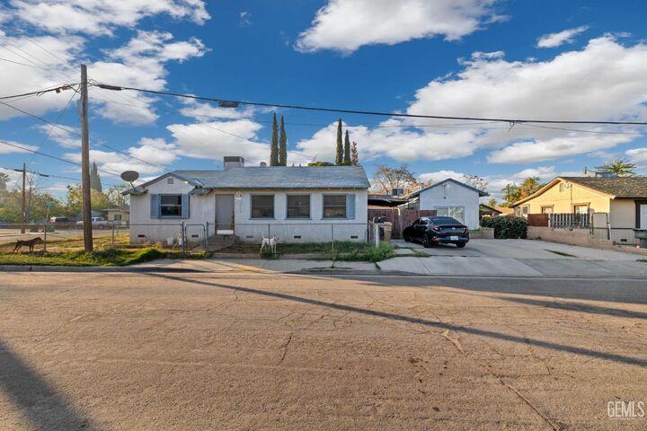 301 Harding Avenue  Bakersfield CA 93308 photo