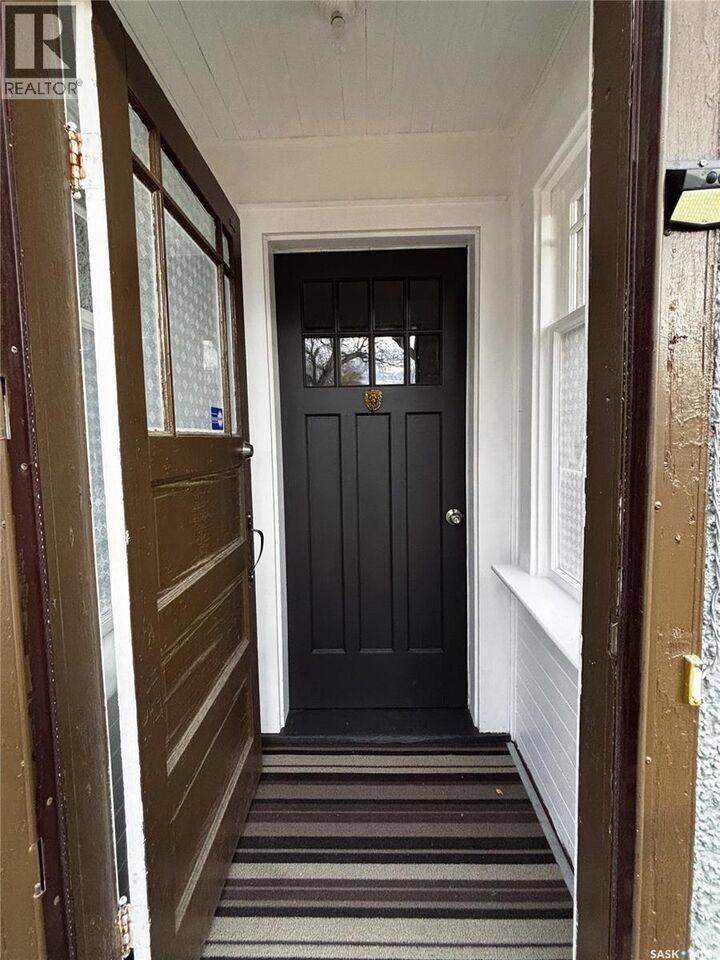 Property Photo:  1503 Broadway Avenue  SK S7H 2B1 