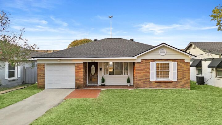 Property Photo:  605 Kelley Street  TX 77009 