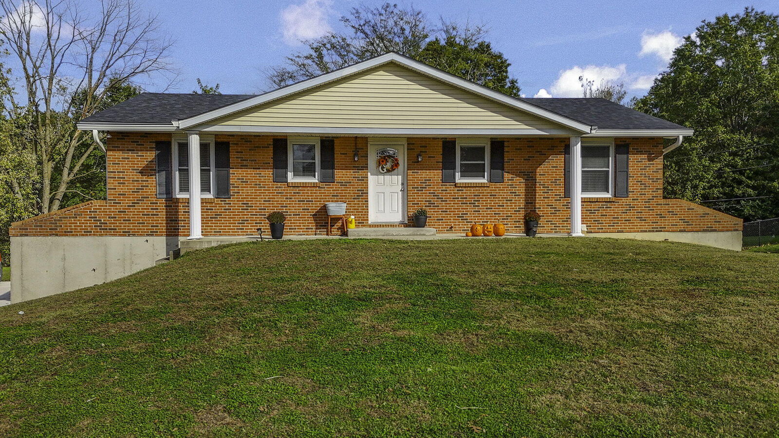 Property Photo: 212 Meadowlake Drive MO 65265