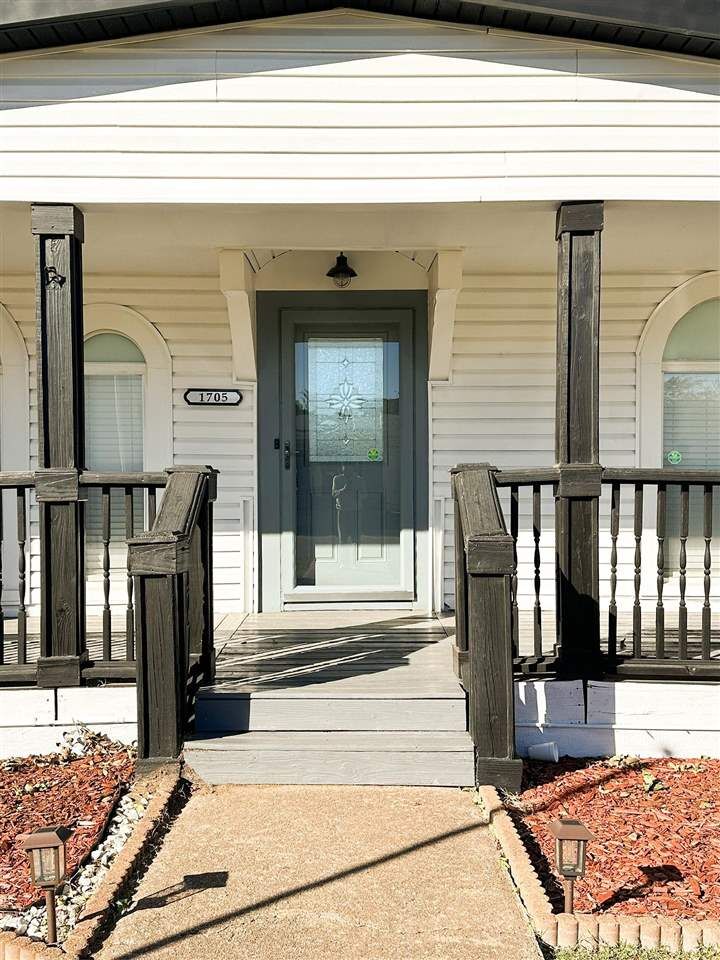 Property Photo:  1705 NW Lake Ave  OK 73507 