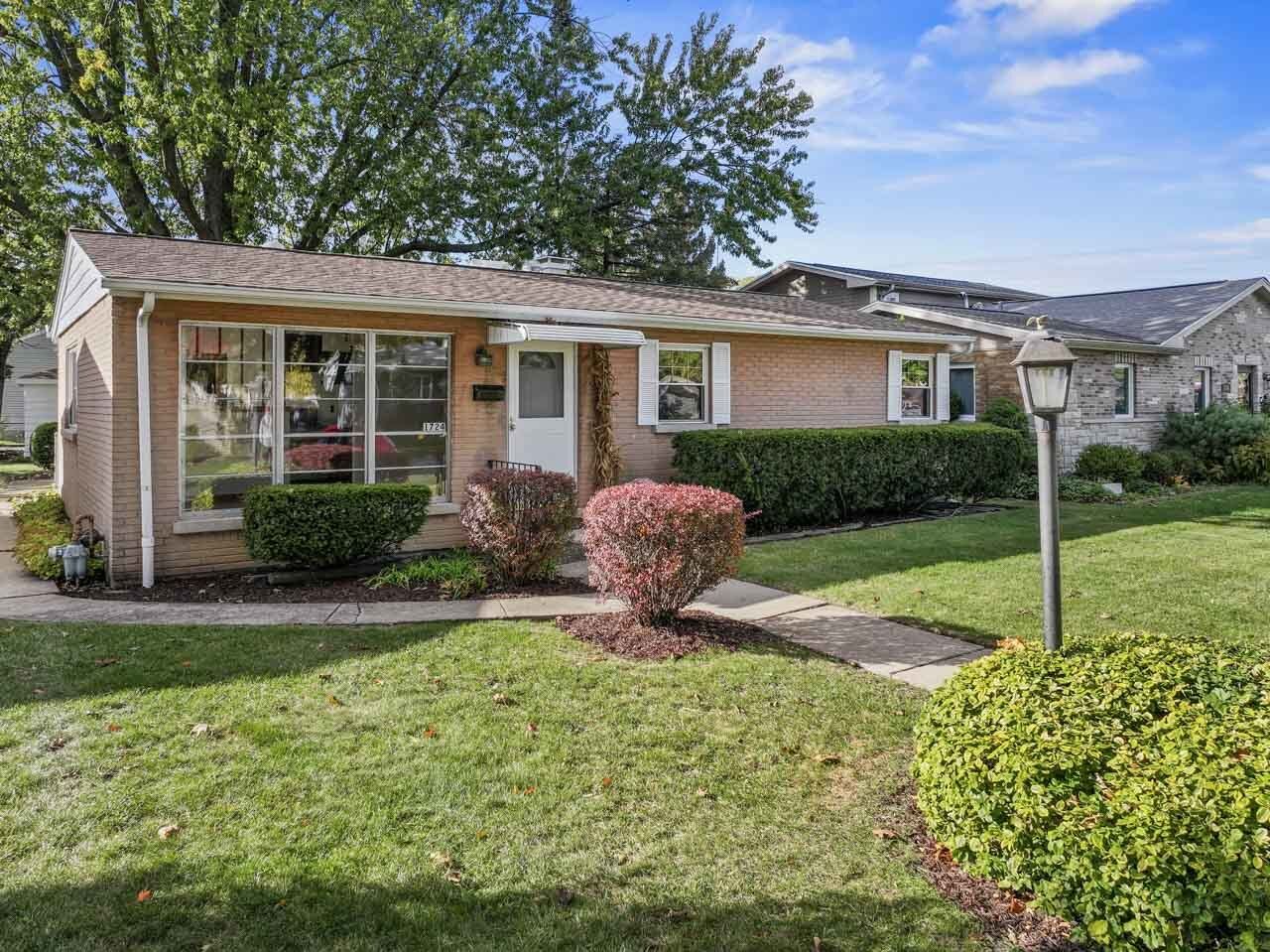 Property Photo:  1724 Illinois Street  IL 60018