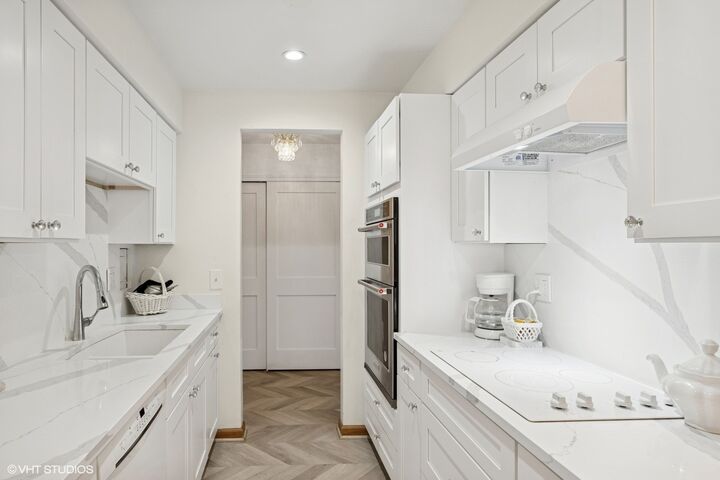 Property Photo:  1215 N Waterman Avenue 3L  IL 60004 