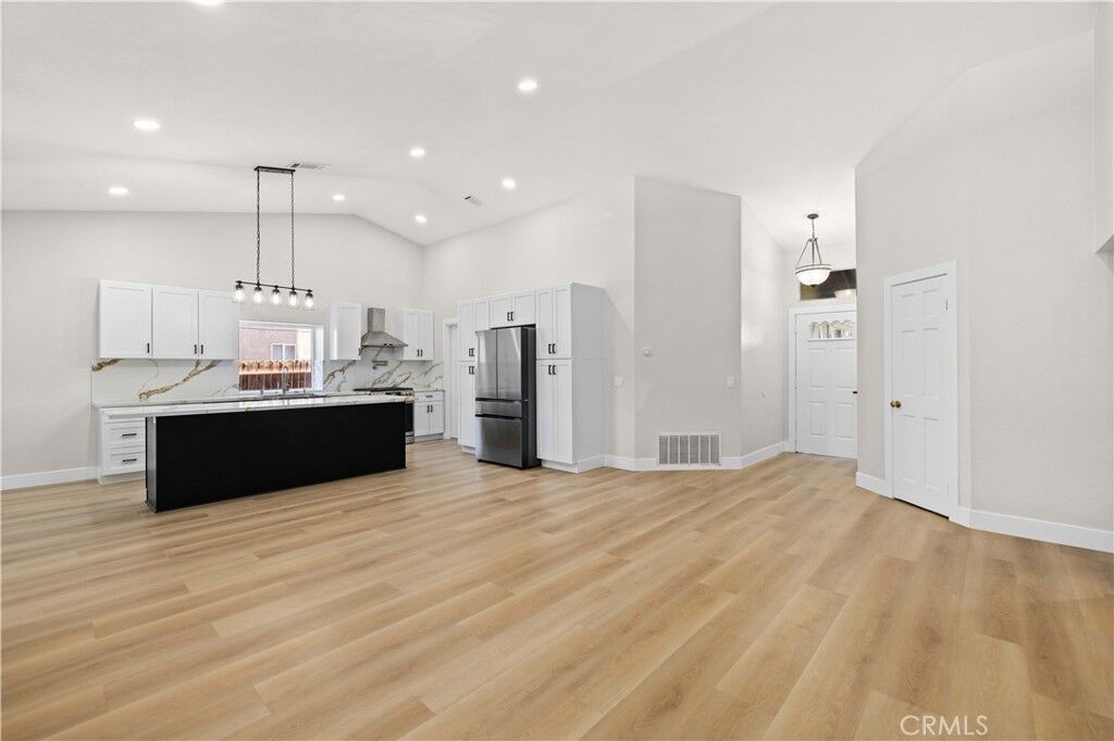 Property Photo: 1008 E Avenue J7 CA 93535