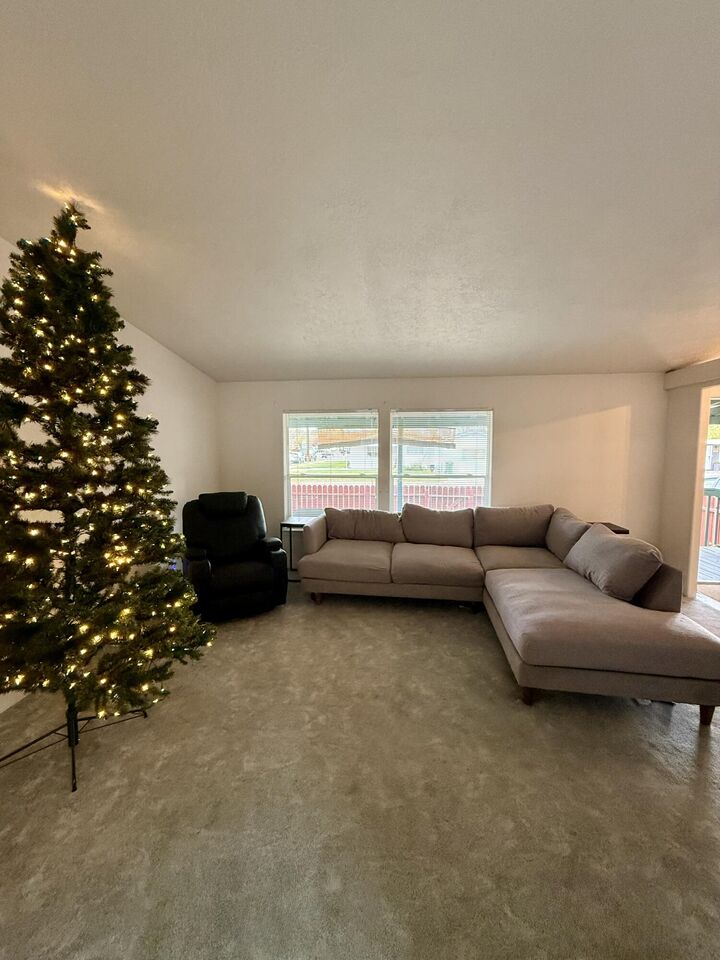 Property Photo: 208 SE 9th Street OR 97741