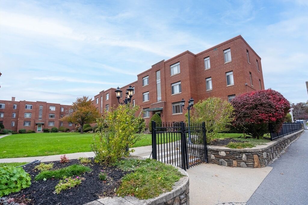 Property Photo:  20 Ashland Street 1-R  MA 01609 