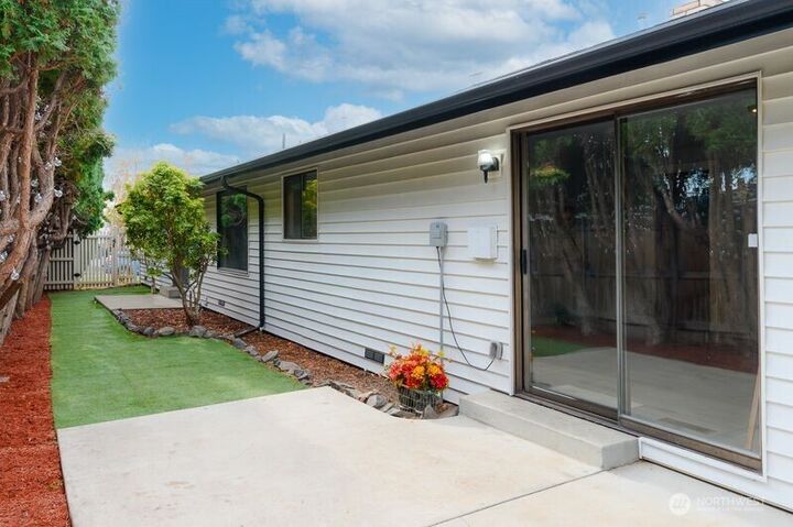 Property Photo: 305 N 50th Avenue WA 98908