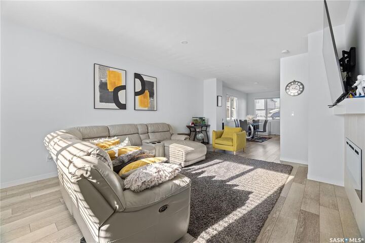 Property Photo:  5334 E Primrose Green Drive E  SK S4V 3S8
