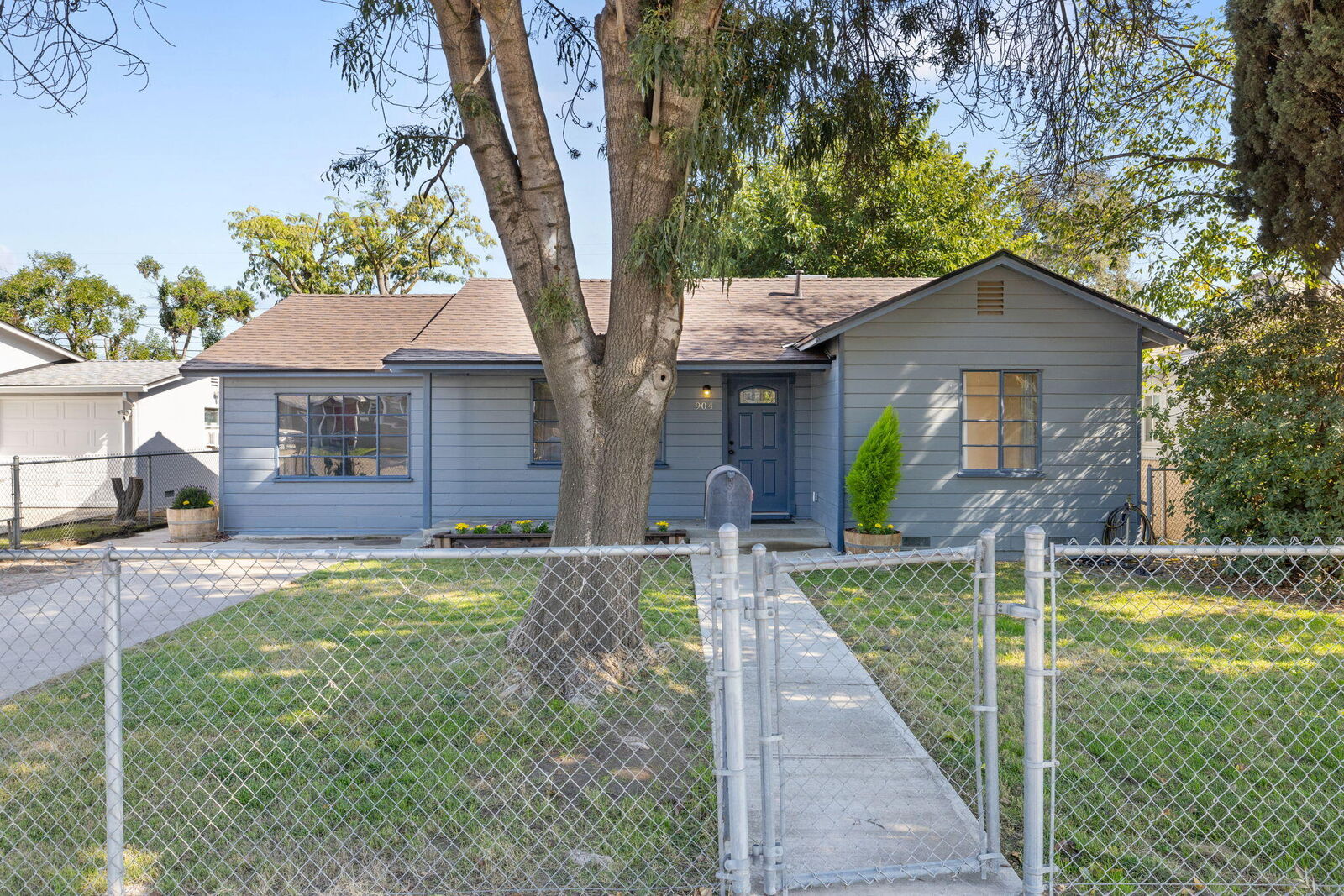 Property Photo:  904 S Bradley Street  CA 93292 
