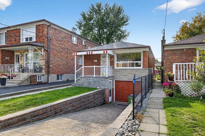 Photo de la propriété: 98 Granger Avenue ON M1K 3L3