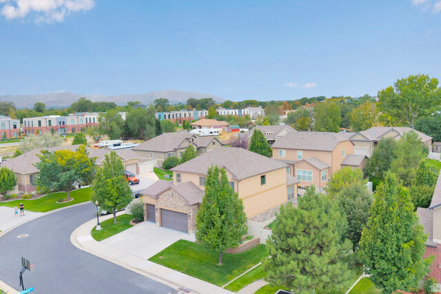 Property Photo: 10338 S Venenzia Way UT 84095