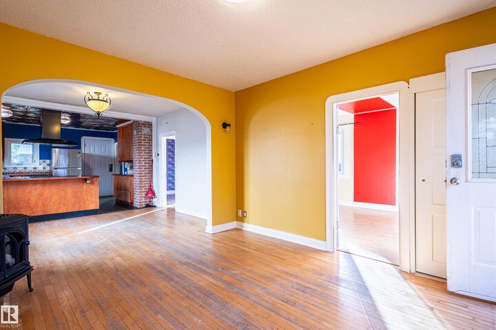 Property Photo:  11923 90 Street NW  AB T5B 3Y8 