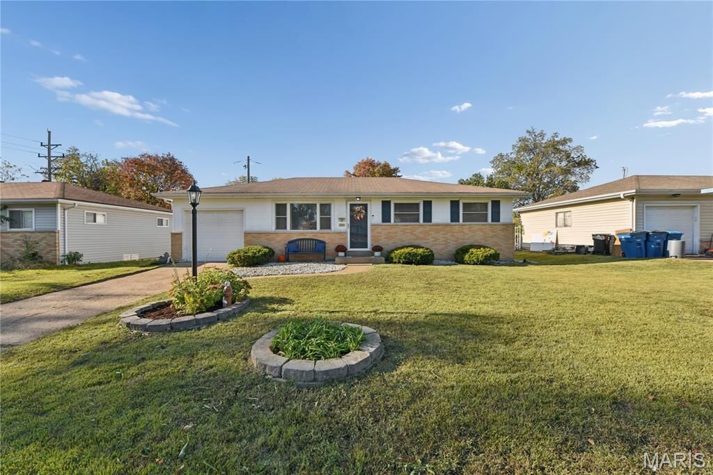 Property Photo: 929 Cormar Drive MO 63125