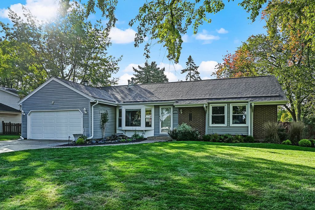 Property Photo:  332 El Paso Lane  IL 60188 