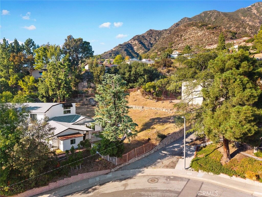 Property Photo: 2829 Willowhaven Drive CA 91214