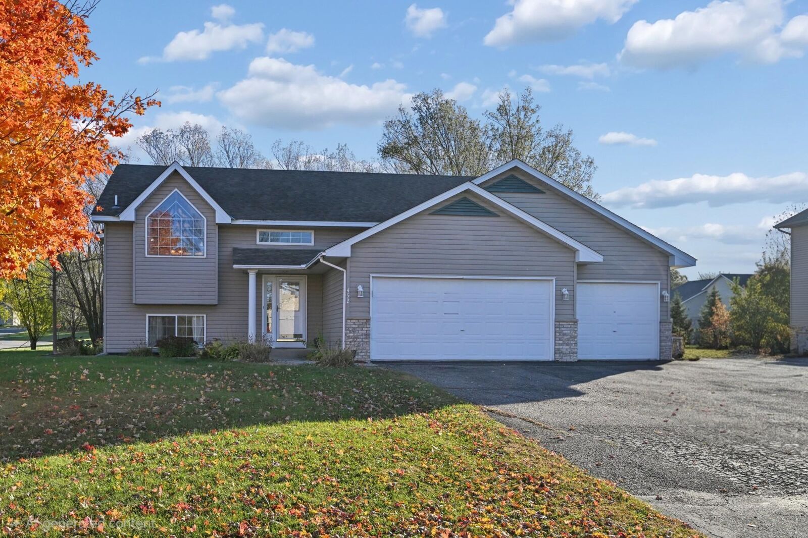 Property Photo:  452 Park Circle  MN 55368 