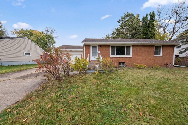 1895 Shryer Avenue W  Roseville MN 55113 photo