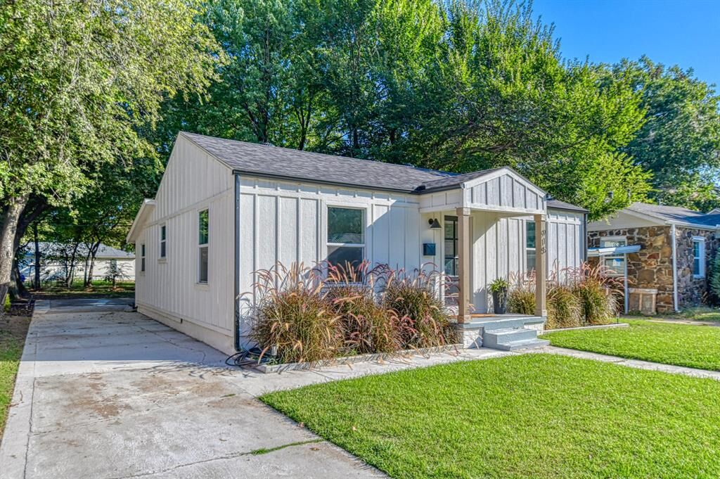 Property Photo:  915 W Comanche Street  OK 73069 