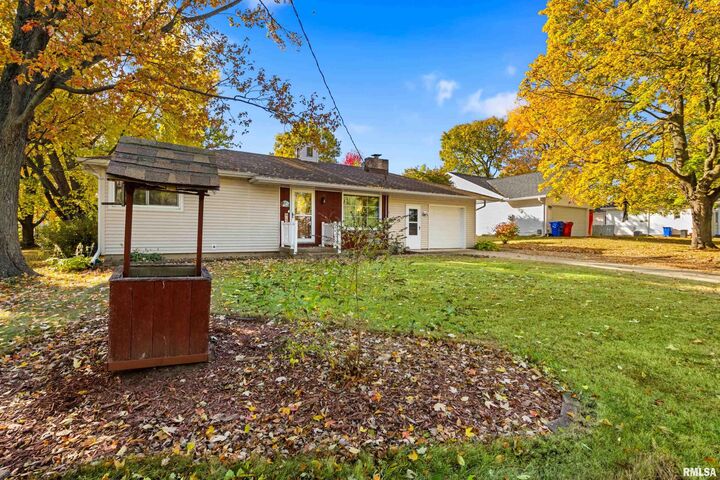 Property Photo:  208 E Butternut Street  IL 61529 