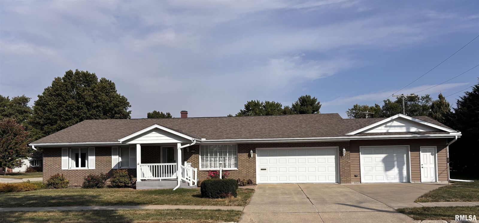 Property Photo: 1033 Sweetbriar Place IL 61401