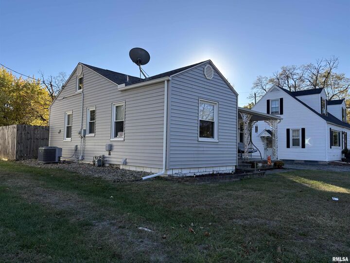 Property Photo: 1412 W Macqueen Avenue IL 61604