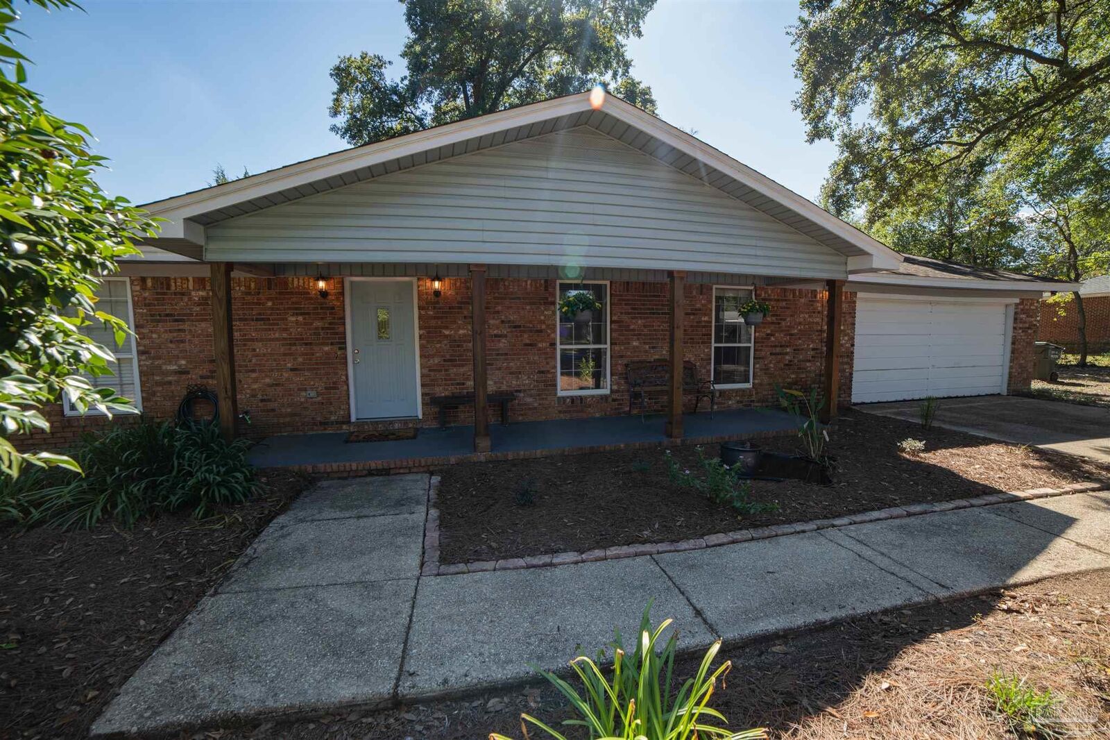 Property Photo: 6485 Hamilton Bridge Rd FL 32570