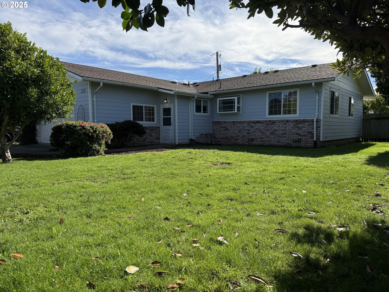 Property Photo: 221 Musser St OR 97415