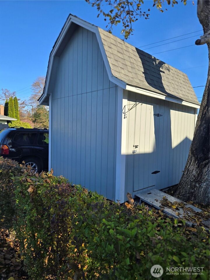 Property Photo: 109 N Washington Street WA 98246