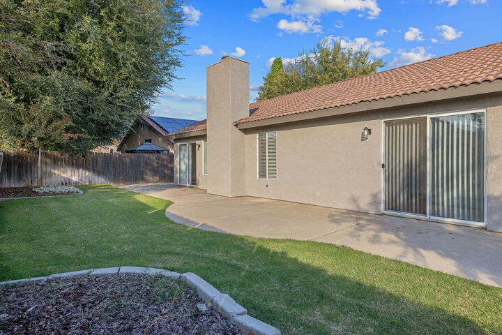 Property Photo:  2815 S Tamarack Court  CA 93277 