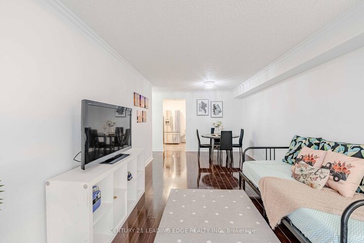 Photo de la propriété: 15 Sewells Road 801 ON M1B 3V7