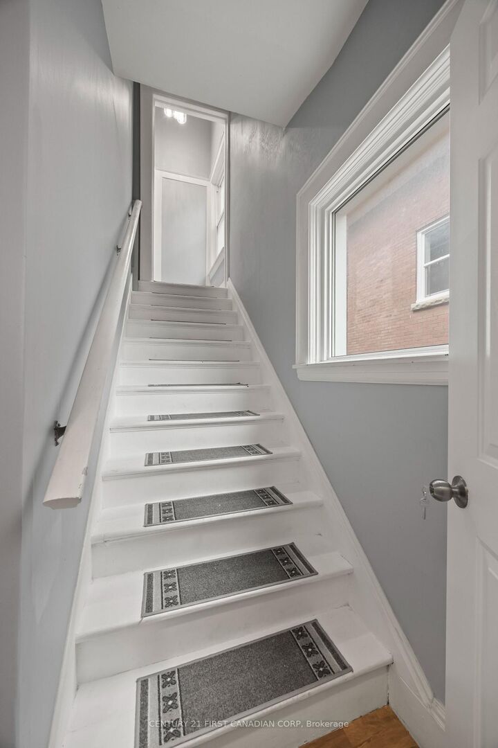 Property Photo:  92 Hincks Street 2  ON N5R 3P2 