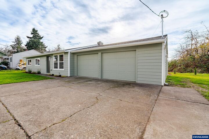 Property Photo: 760 E Elmore St OR 97355