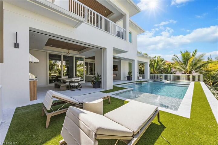 Property Photo:  493 8th Ave S  FL 34102 