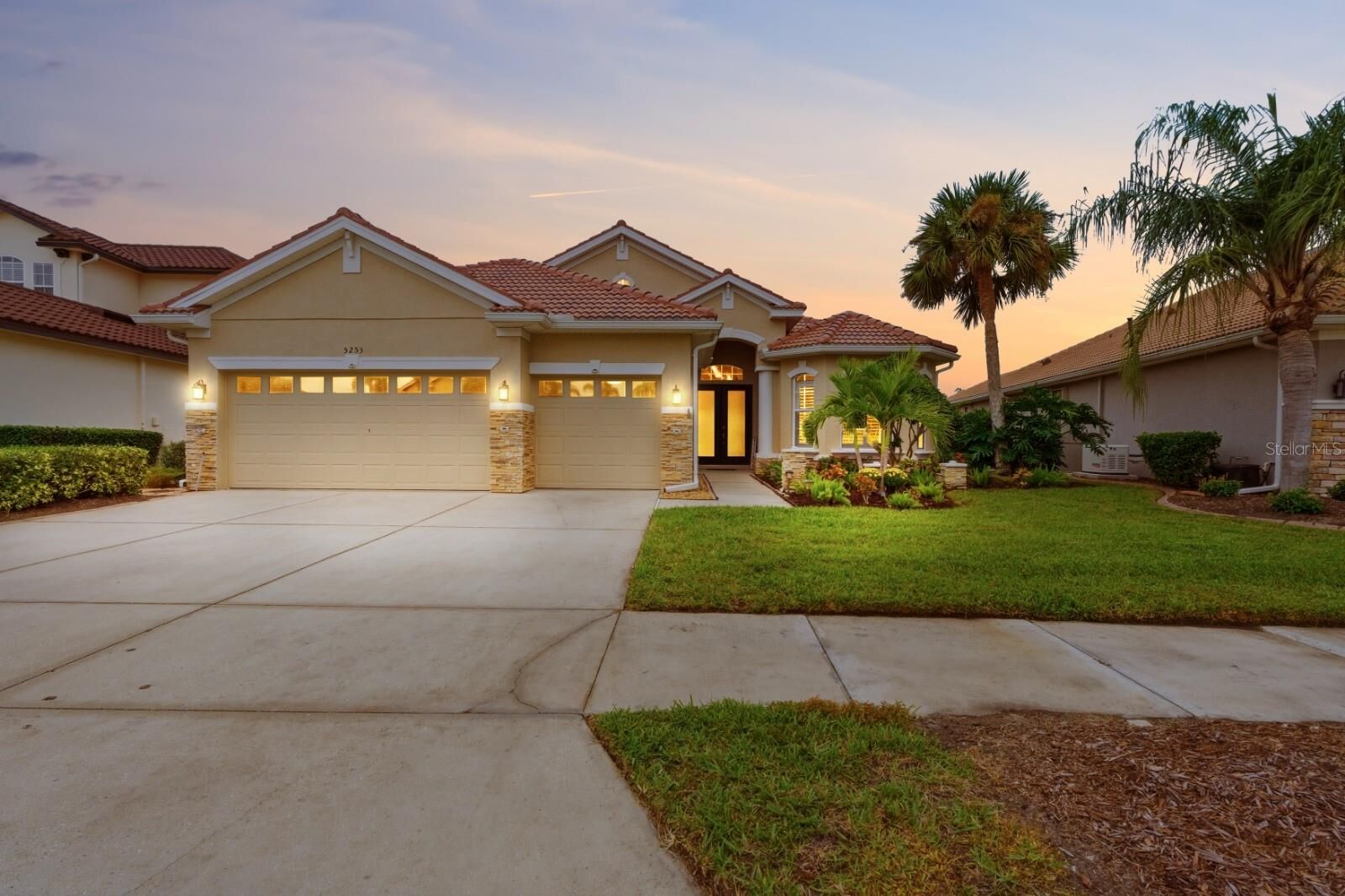 Property Photo:  5253 Grand Palmetto Way  FL 34291 