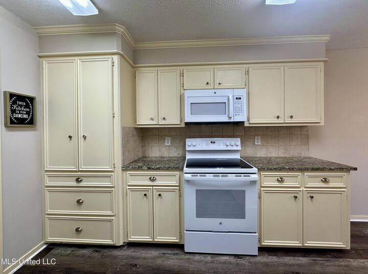 Property Photo: 351 E Cascades Circle MS 39056