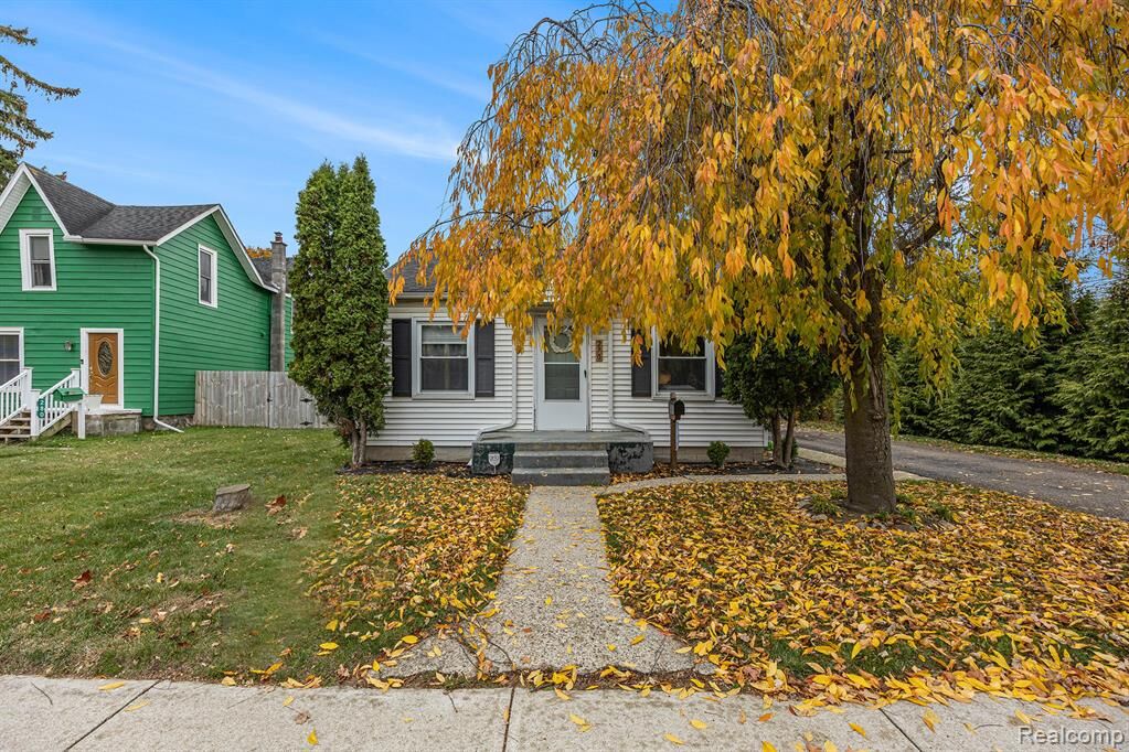 Property Photo:  270 Pine Street  MI 48444 1219 