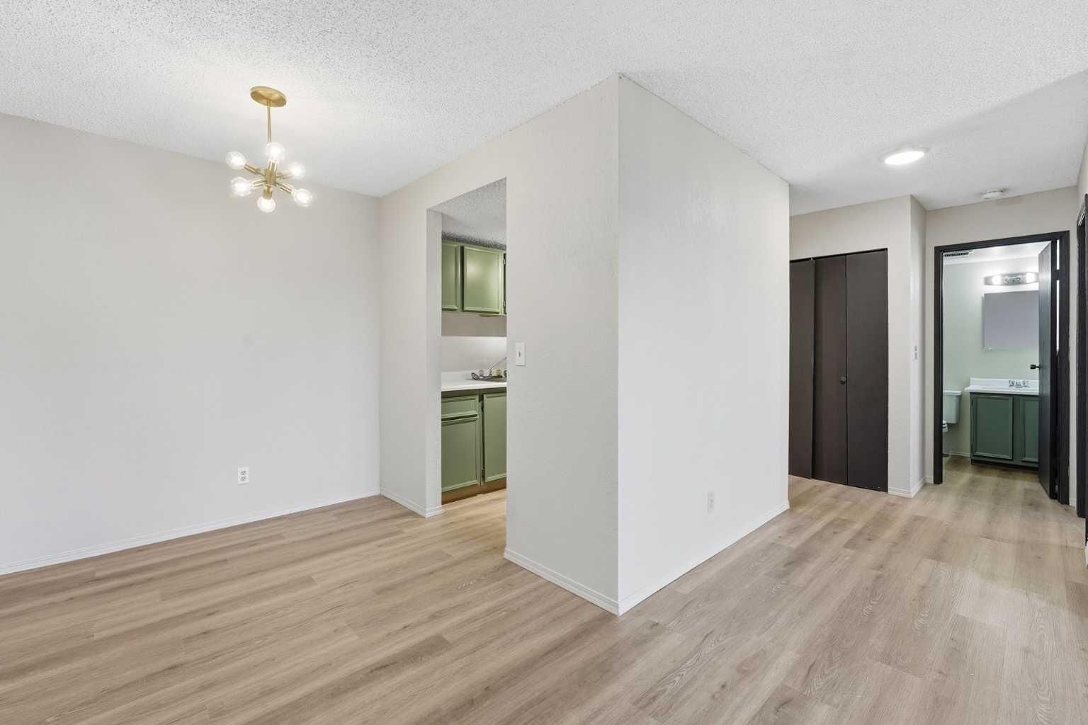 Property Photo:  1113 37 Street SW 305  AB T3C 1S5 