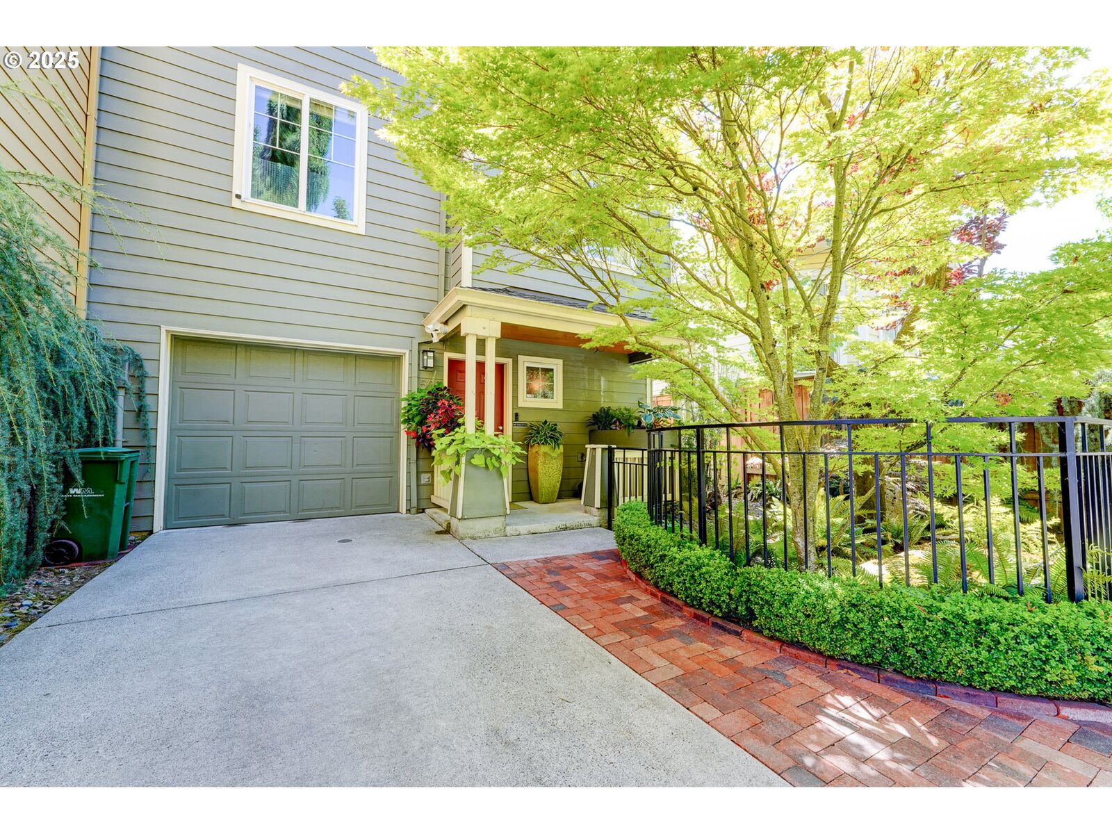 Property Photo: 502 NE Knott St OR 97212